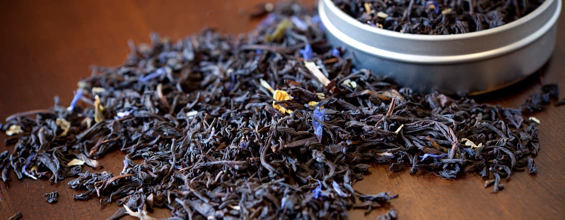 Teblad från earl grey-te på en träbakgrund
