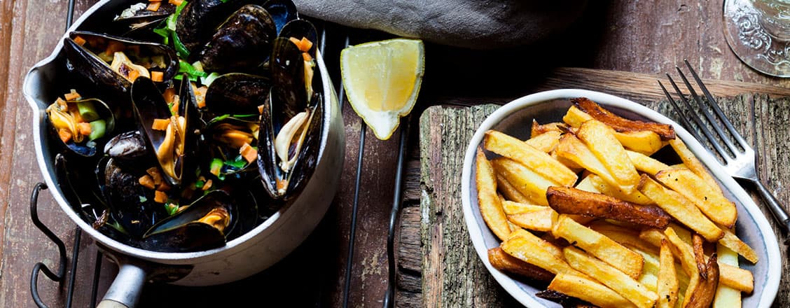 Moules marinières – så tillagar du klassiska blåmusslor i vitt vin