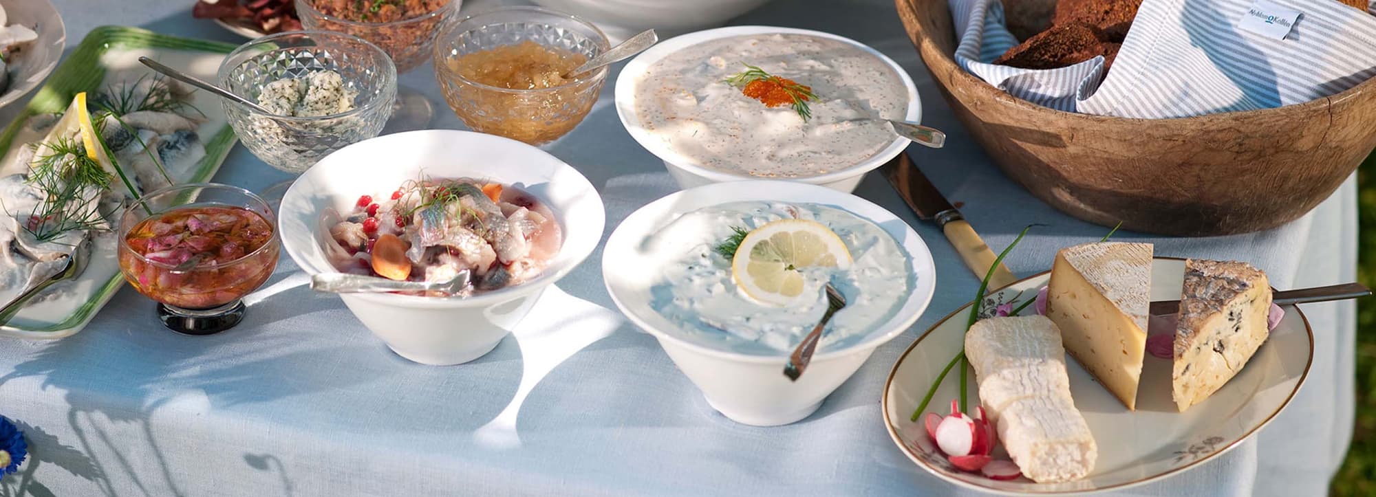 Sillskål, bröd, ost dukat middsommarbord
