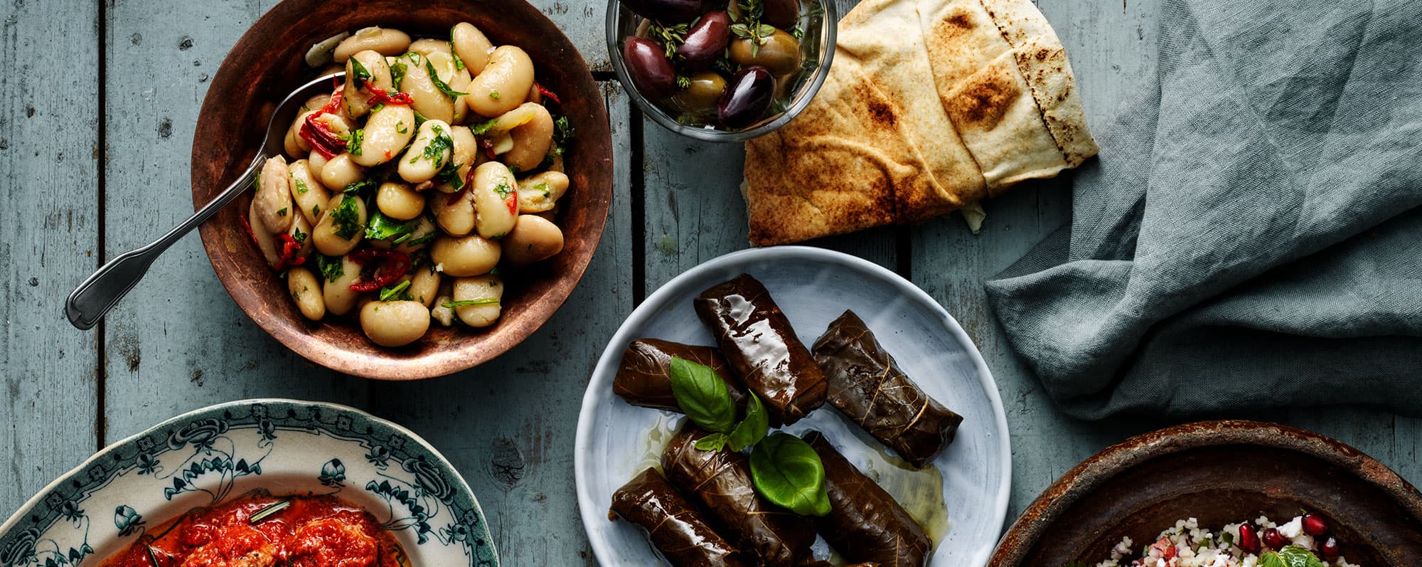 Blandade små mezerätter uppdukade på bord.