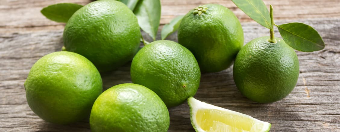 Flera lime på en träbakgrund