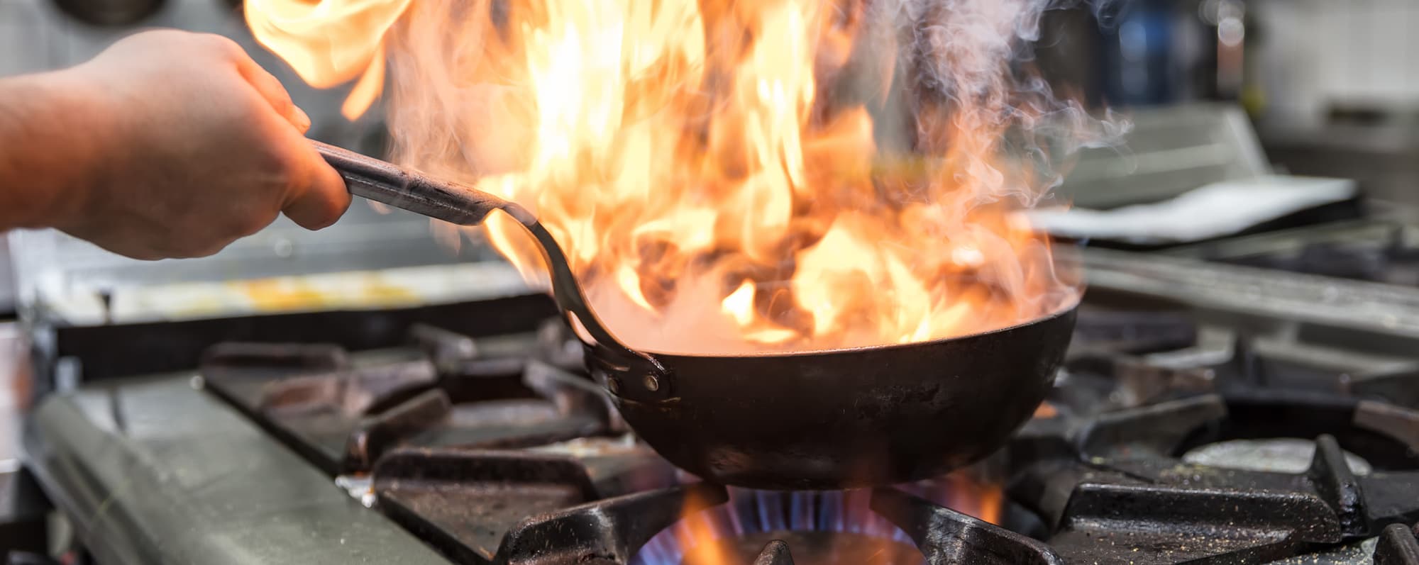 Köttbit i stekpanna som flamberas i sprit.