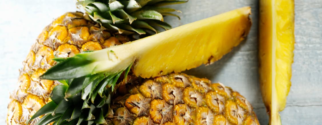 Ananasskiva och hel ananas