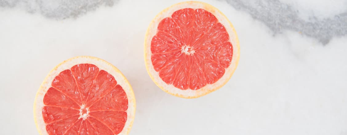 Grapefrukthalvor på marmor