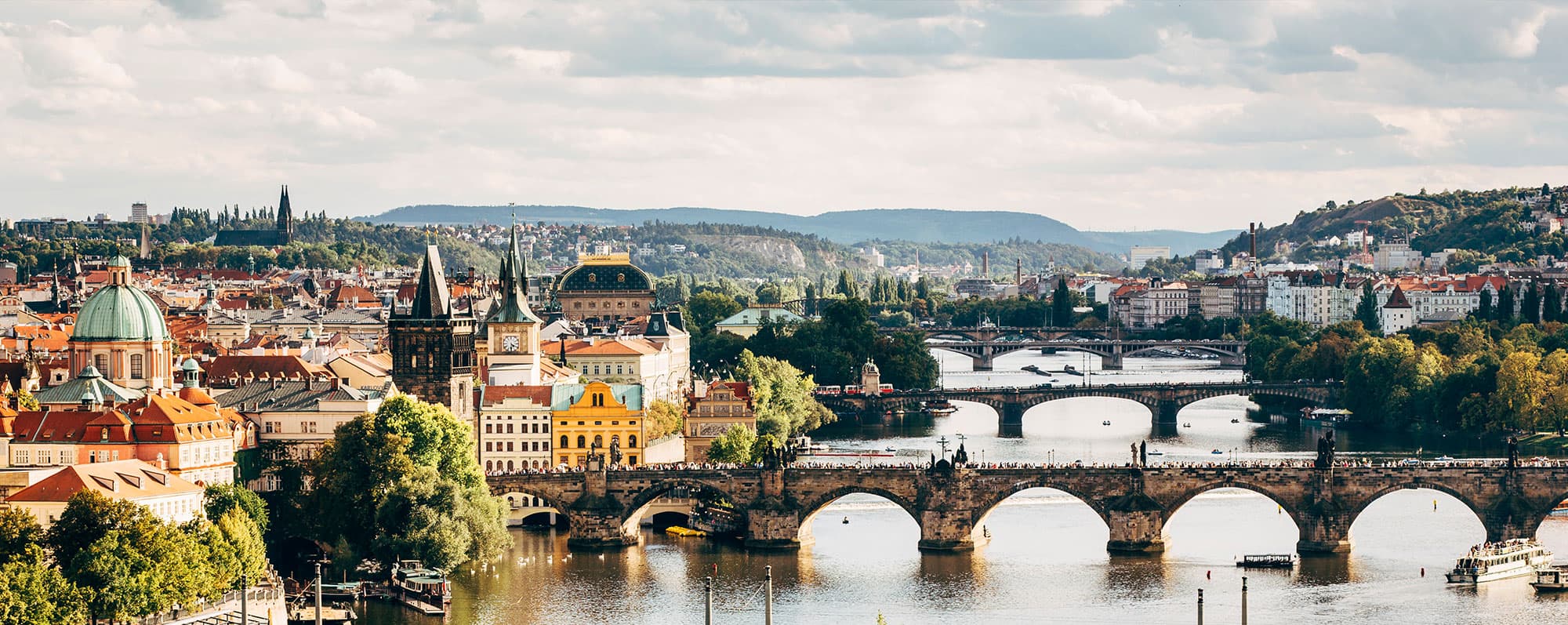 Tjeckisk öl. Panorama över Prag med Karlsbron i förgrunden.