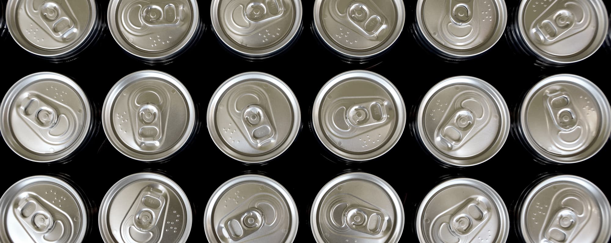 Aluminiumburkar sedda uppifrån. Hard seltzer.