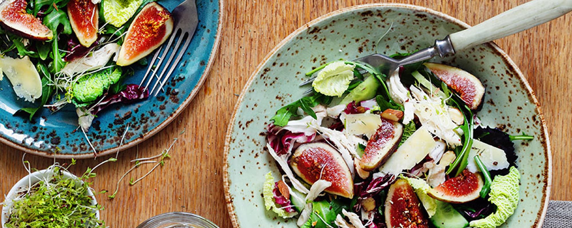 Medelhavsmat: Två fat med sallad, fikon, kål och ost