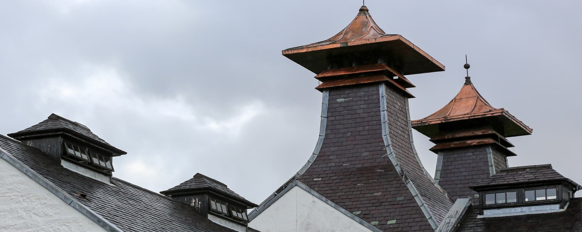 Två pagodliknande skorstenar på maltdestilleri i Speyside, Skottland.