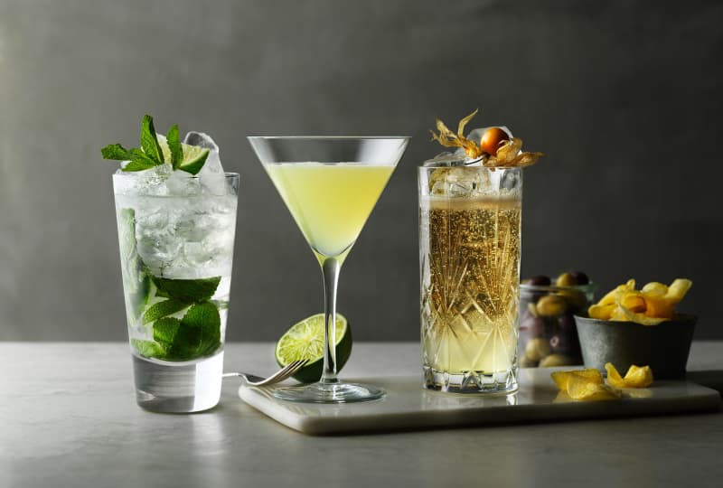 Alkoholfria drinkar och mocktails av olika slag i olika drinkglas.
