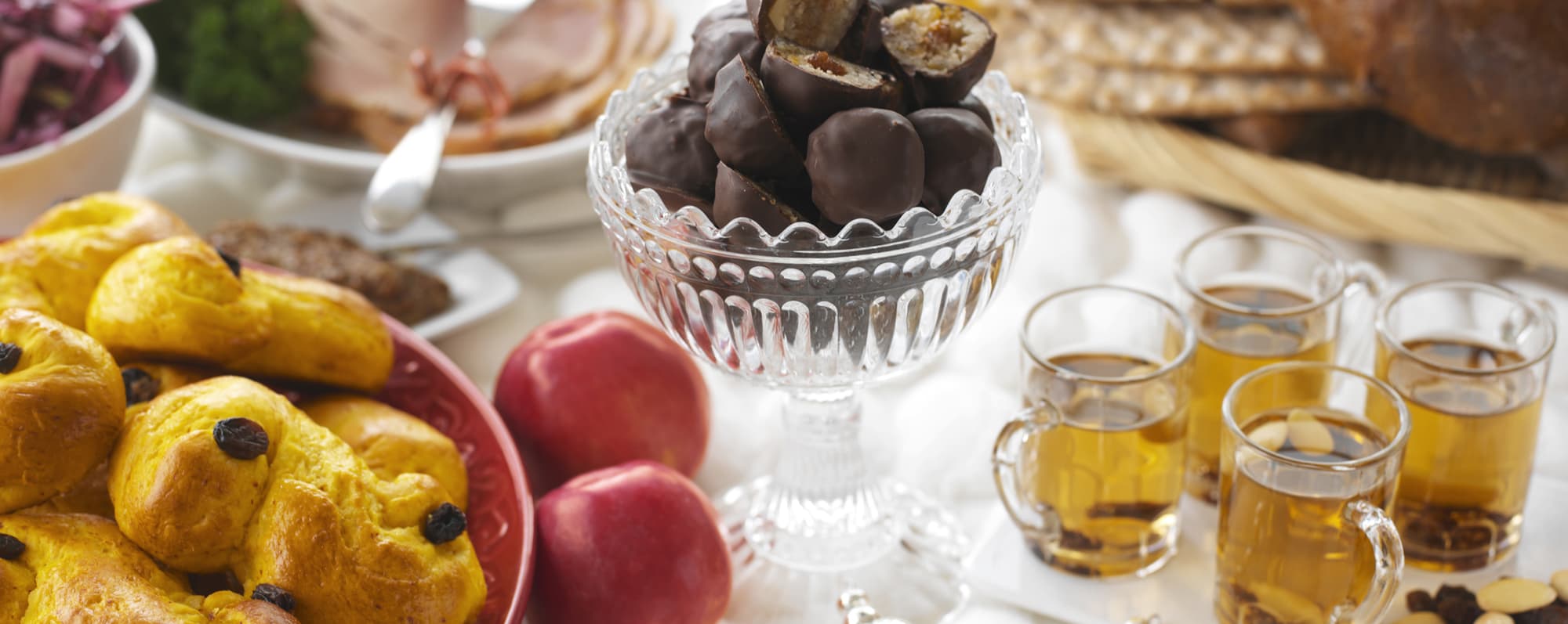 Alkoholfritt till julens tilltugg. På bordet står glögg och lussekatter.