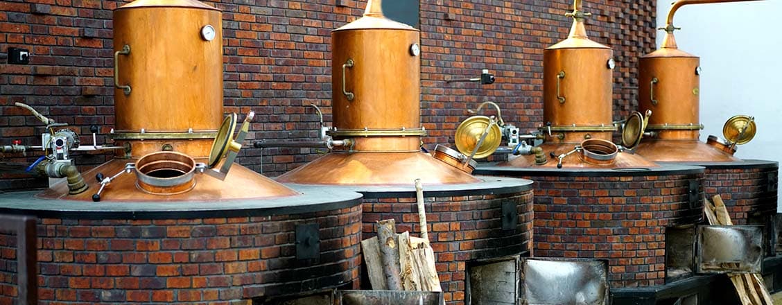 Enkelpannor som används för sprittillverkning i Cognac.