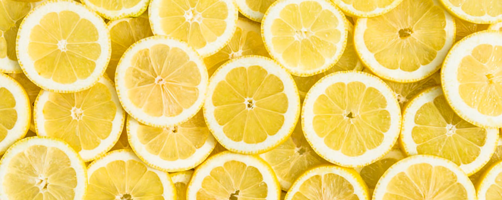 En mängd citronskivor för Tom Collins.