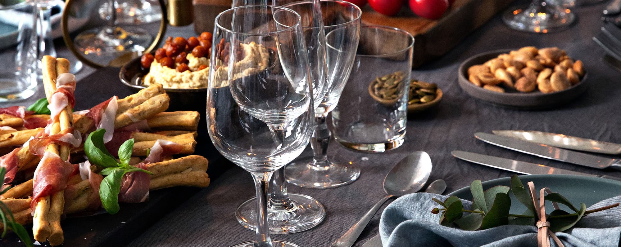 Bild på dukat bord och glas