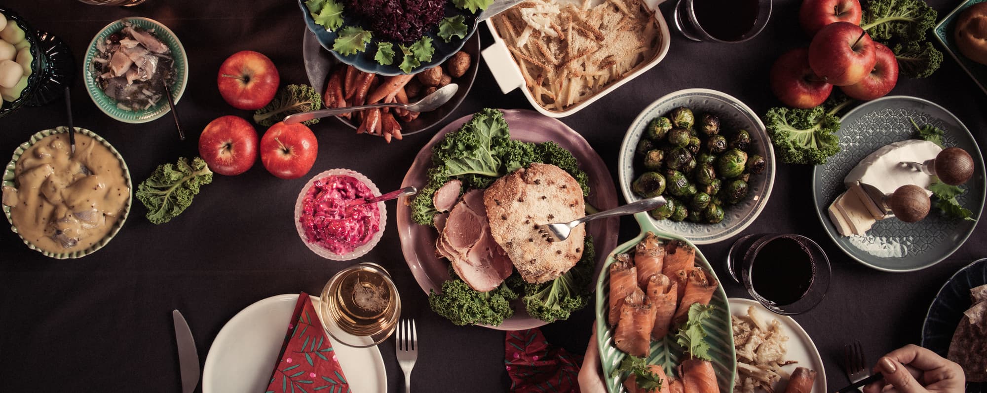 Alkoholfritt till klassiskt julbord med skinka och köttbullar.