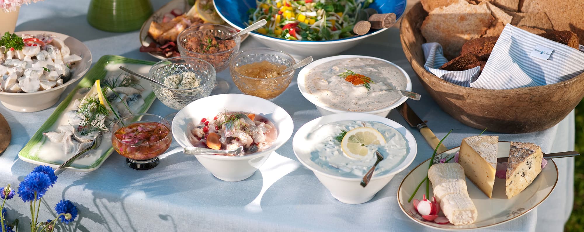 Dukat bord med midsommarmat
