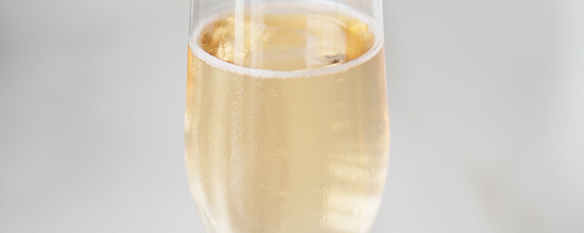Alkoholfritt mousserande i champagneglas