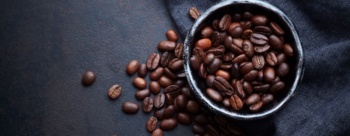 Kaffebönor på mörk bakgrund