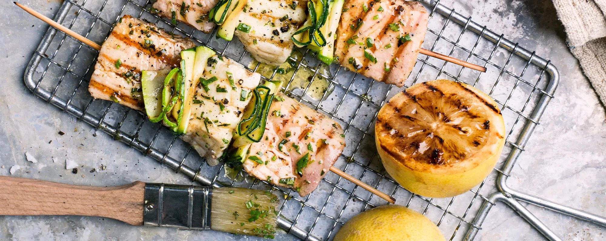 Alkoholfritt till grillat. På ett grillhalster ligger fiskspet