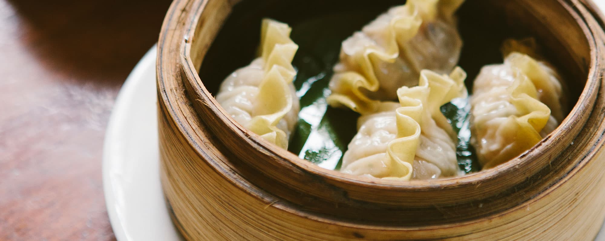 Kinesisk mat: Tunna dumplings som ligger i runda träaskar.