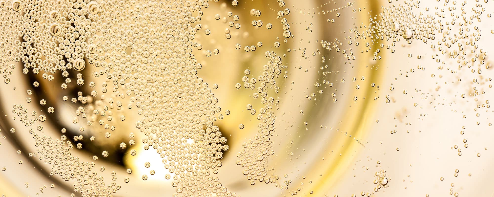 Närbild av bubblor i champagneglas sett från ovan