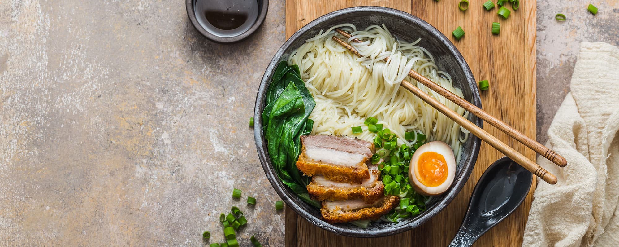 Närbild på japansk ramensoppa med ägg och fläsksida.