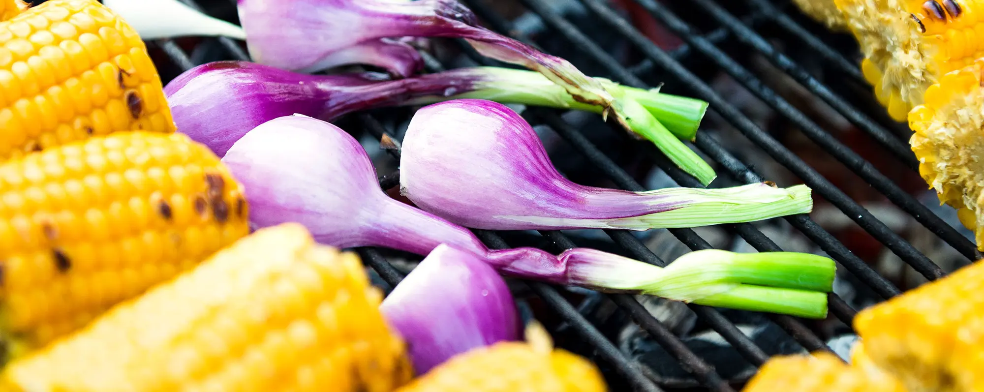 Kombinera mat och dryck: Majskolvar och rödlök på grillen.