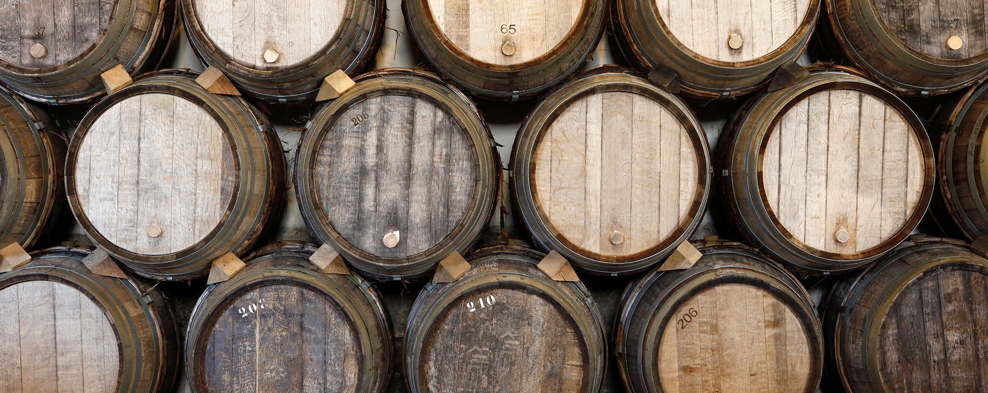 Staplade ekfat i källare där spansk brandy lagras.
