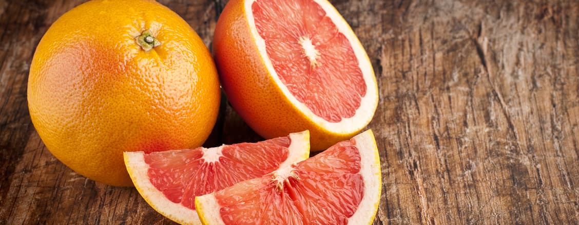 Skivad grapefrukt på träbakgrund