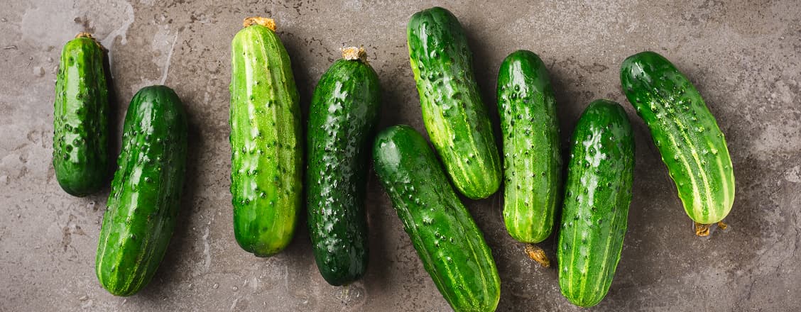Flera små gurkor på stenbakgrund