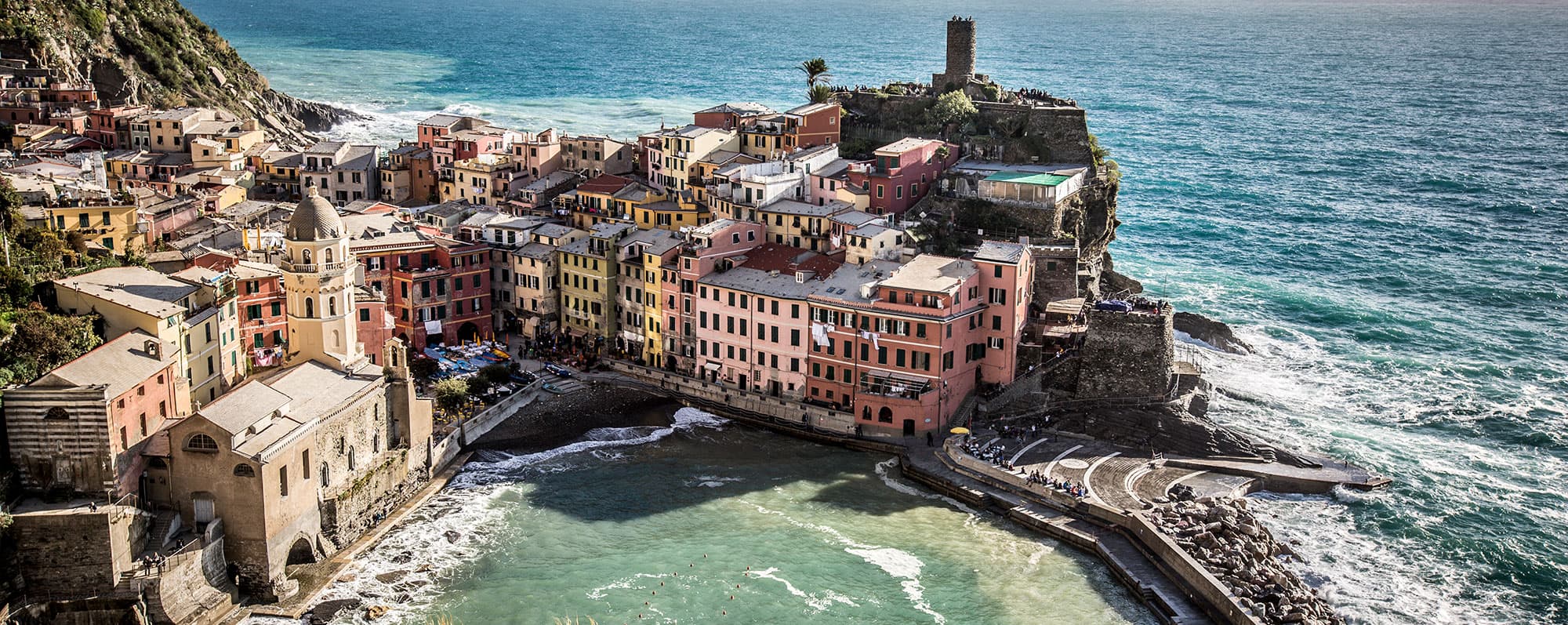 Italienska kusten, pastellfärgade hus vid havet