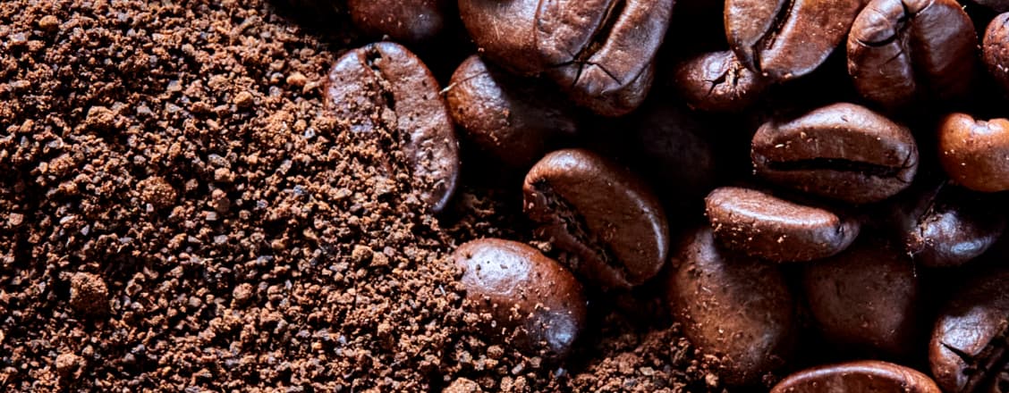 Kaffebönor och malt kaffe