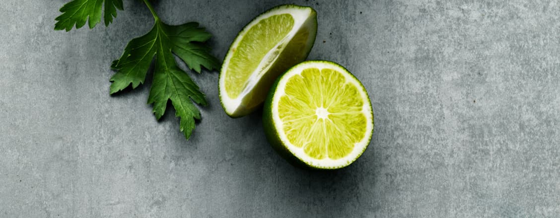 Uppskuren lime på betongbakgrund