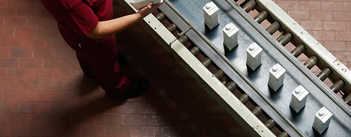 Löpande band med vita pappförpackningar