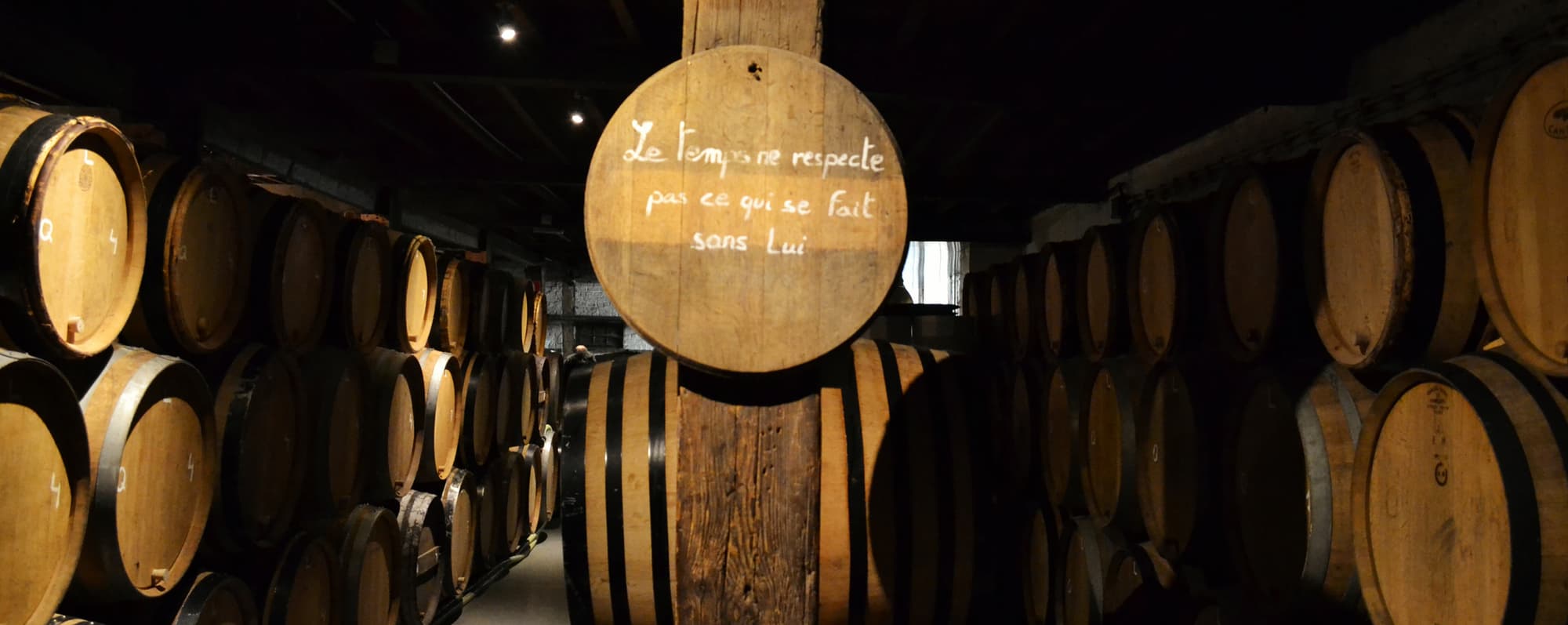 Ölstilar syrlig: En mörk källare i Belgien där lambic jäser i trätunnor.