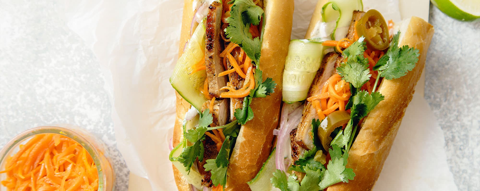Klassisk banh-mi smörgås ovanifrån.