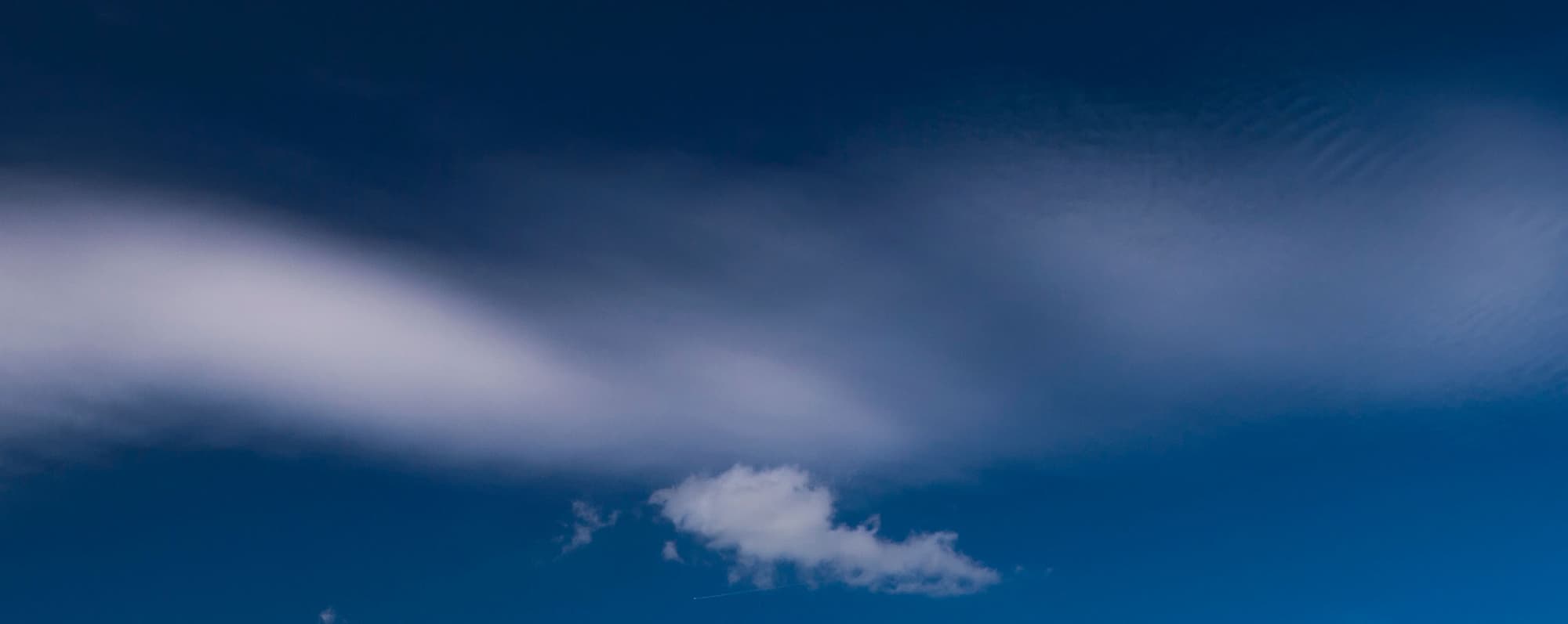 Lanseringskalender: Moln på en blå himmel.