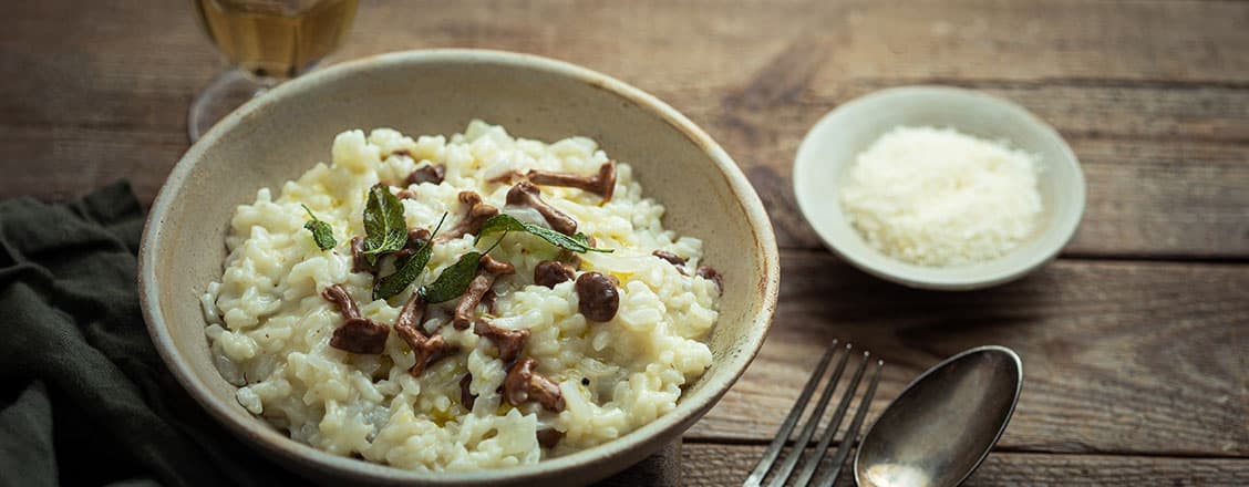 Skål med risotto med champinjoner