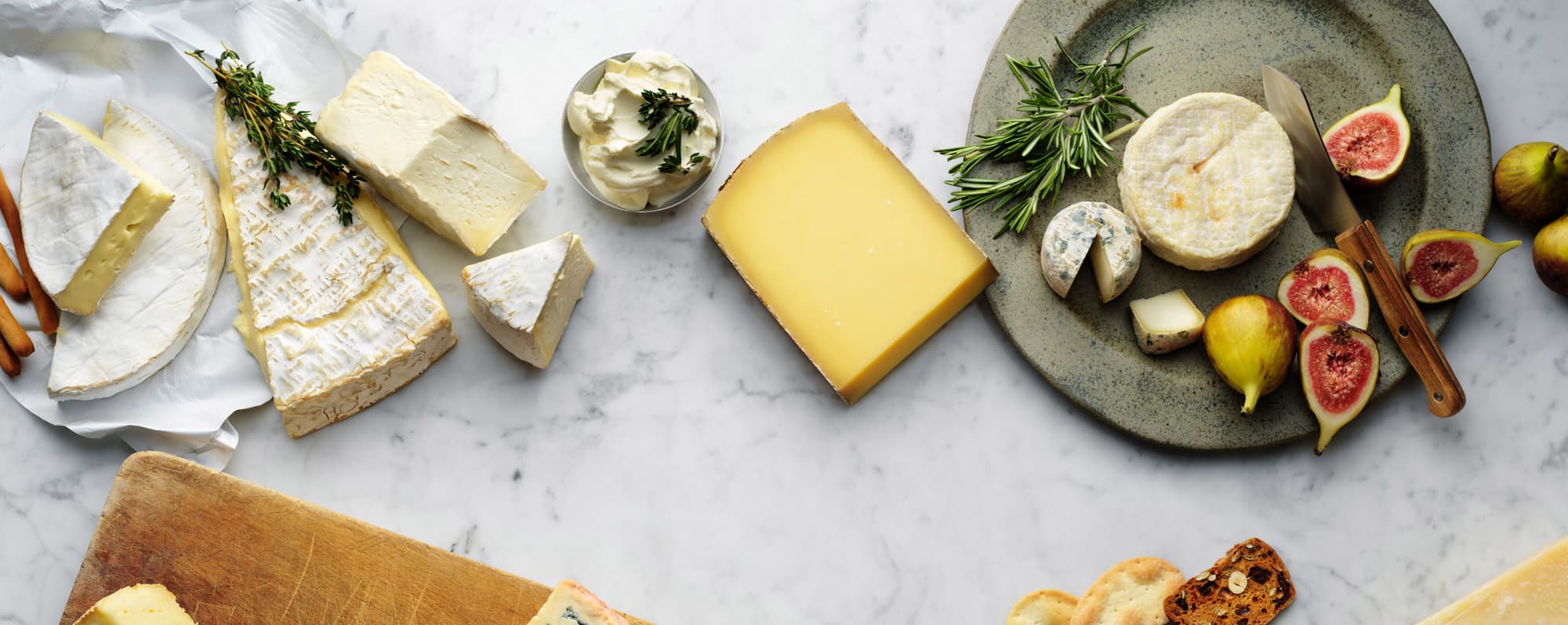 Ostbricka ovanpå marmorbord