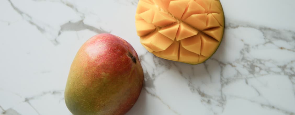 Mangos på marmorbakgrund