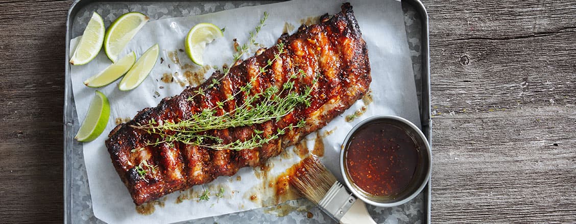 Grillad revben på plåt, timjankvist och limeklyftor