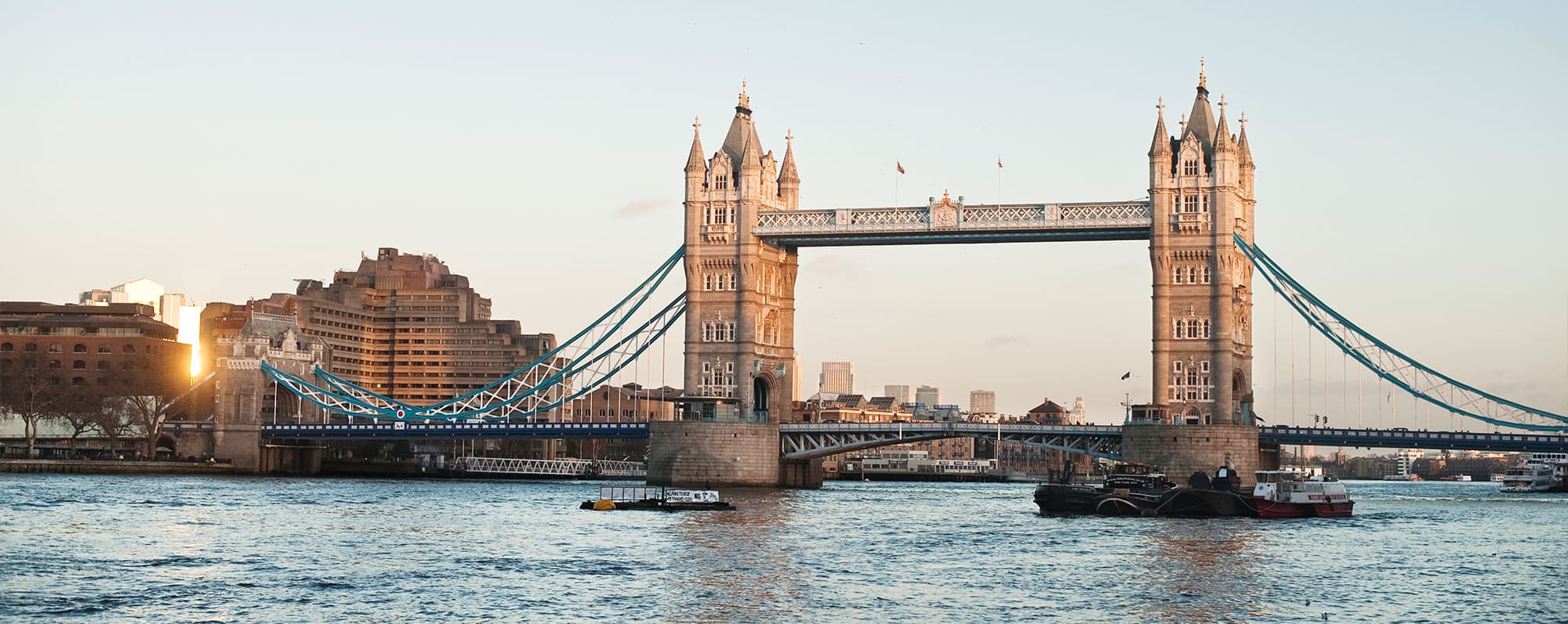 Brittisk öl: Panorama över Tower Bridge i Englands huvudstad London.