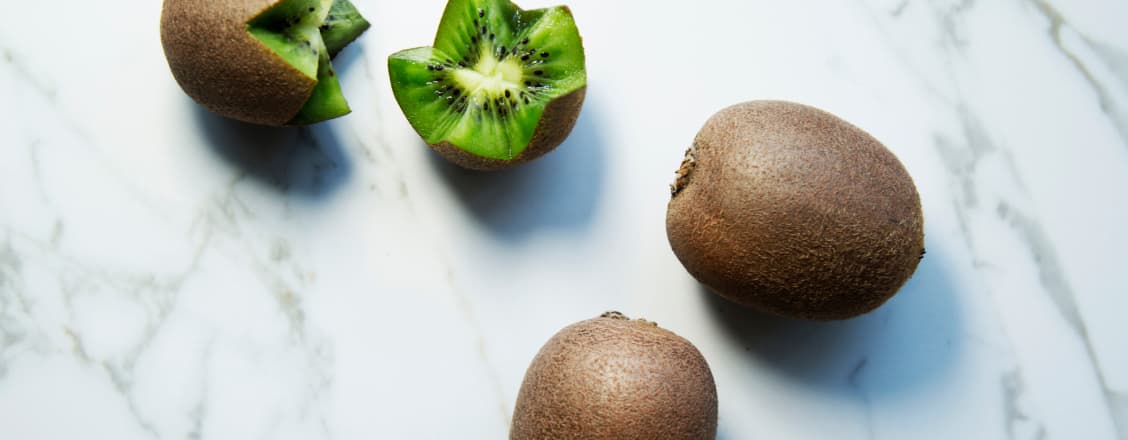 Flera kiwis på marmorbakgrund