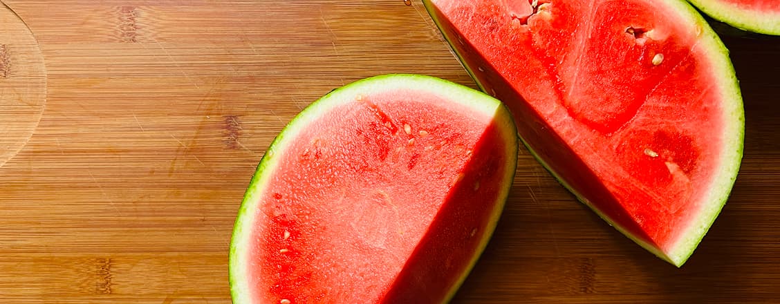 Uppskuren vattenmelon på träbakgrund