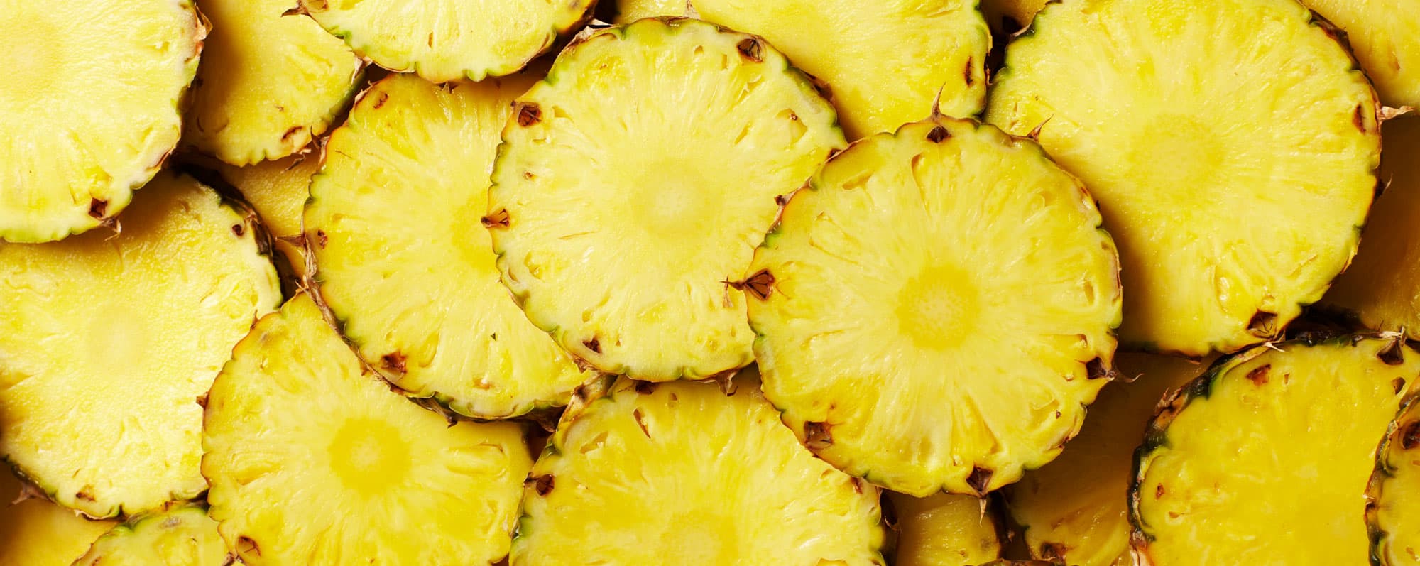 Skivad ananas som ingår i pina colada.