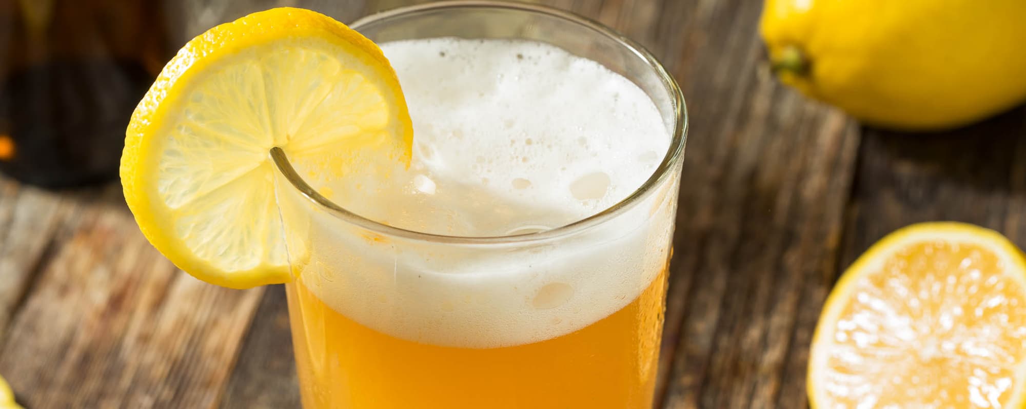 Ölglas med citronskiva