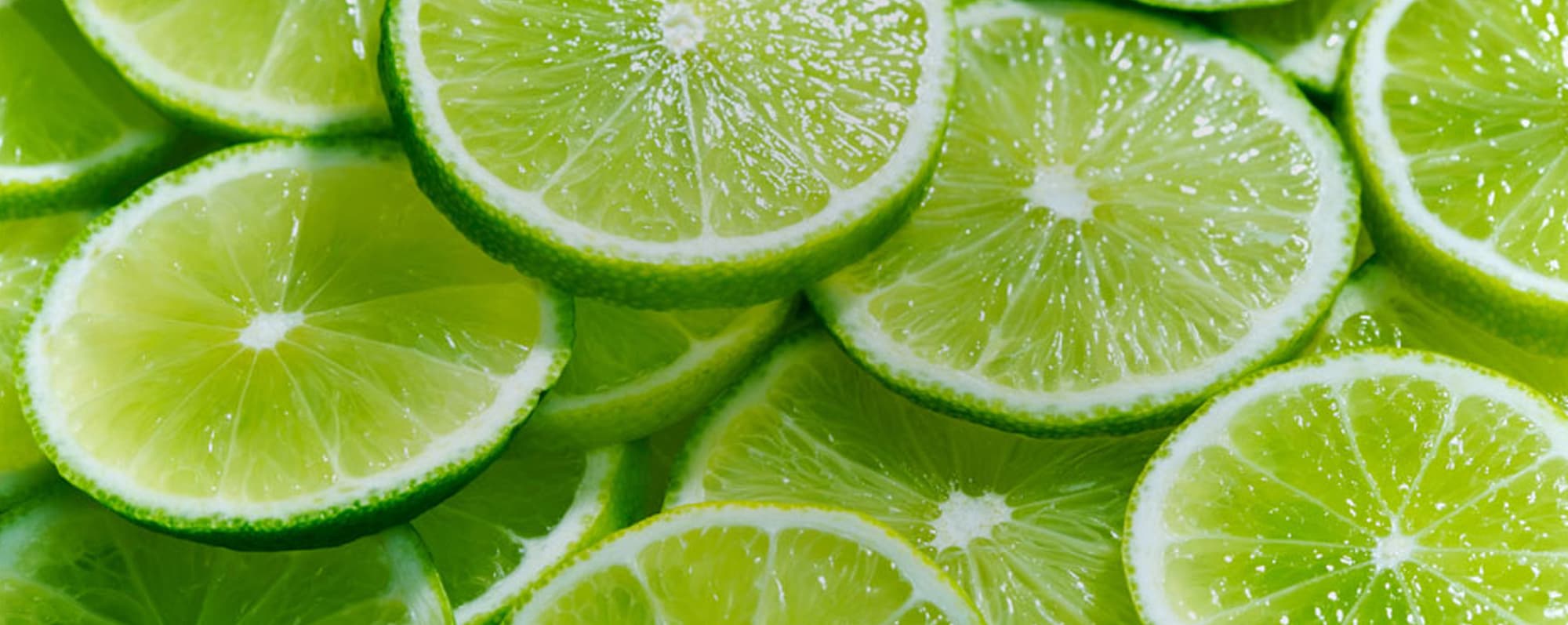 Daiquri. Närbild på halverade limefrukter.